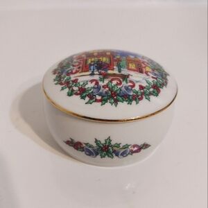 Melodies of Christmas Vintage 1992 Heritage house. Trinket music box